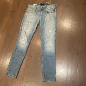  Replay anbass med slitningar  - Säljer min replay anbass jeans med slitningar till andas 399kr perfekt till hösten/vinten är 180 cm. Hör av er för flera frågor.