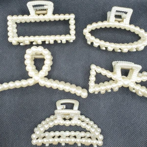 Hårklämma  / Hårklämmor i 5-pack. Snygg pärl design i vit färg (grymt snygga) - Ett fem pack hårklämmor i snygg desgn. Storlek varierar från ca 7 till 11x4cm. I vit akryl med ytan designat som pärlor. Otroligt vackra De har blivit liggande hemma i en låda så passar på att sälja dem.  Grymt snygga hårklämmor, oanvända, nyskick