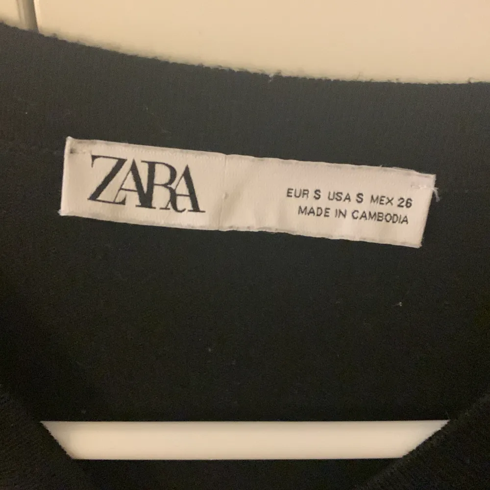 Gammal tröja från zara i storlek S. Bra material. Samma som förra tröjan fast i svart!. Paidat.