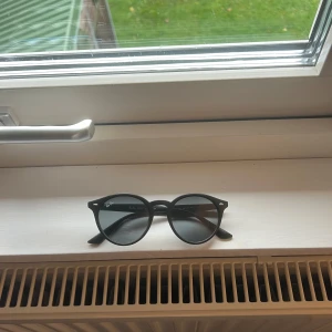 Ray ban - Säljer ett par ray ban då jag köpt ett par andra jag gillar mer. Inte använda så mycket. Skick 9/10