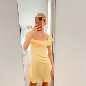 Halloweenkostym Belle - Klänning (S)  och handskar säljes. Var tänkt att ha som halloweenkostym ”Prinsessan Belle”. Endast testat. Går att köpa tillsammans för 120 alternativt separat (klänning 100, handskar 20)  