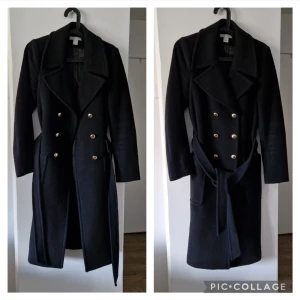 Svart kappa  - Superfin kappa. Ny, använd 1 gång. Ullmix så riktig kvalité. Nypris 2500:- storlek 34