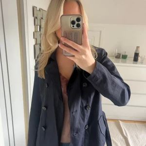 Trenchcoat Only - Lite kortare trenchcoat från Only! Säljer då den inte kommer till andvänding! Skulle säga att den passar xs-s. Perfekt till höst/vår💗💗