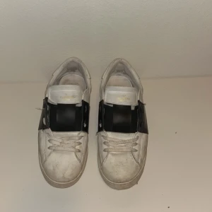 Valentino open  - Valentino ”open” i svart färg med vita nitar. Herr storlek 44, helt okej skick behövs bara tvättas så är dem som nya. Nypris ca 6500