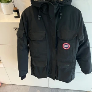 Canada Goose jacka - Svart Canada Goose jacka. Storlek small  Defekt finns. Se bilder