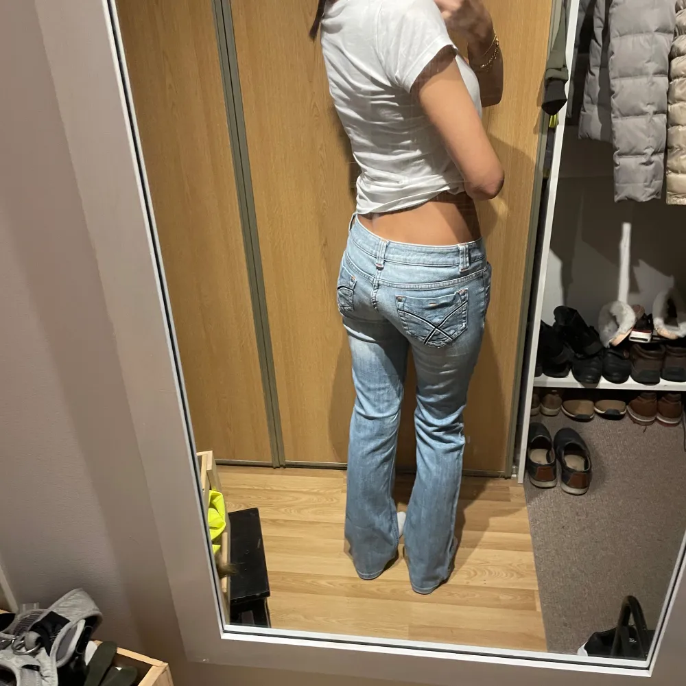 (20) Så snygga ljusblåa lågmidjade bootcut jeans, med snygga detaljer på fickorna. Midjemått rakt över: ca 36cm, innerbenslängd: ca 82 cm. Stretchiga!💕. Jeans & Byxor.