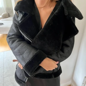 Skinnjacka - Är i storlek 34 men är oversized så passar större storlekar också. Nypris 1100kr💕