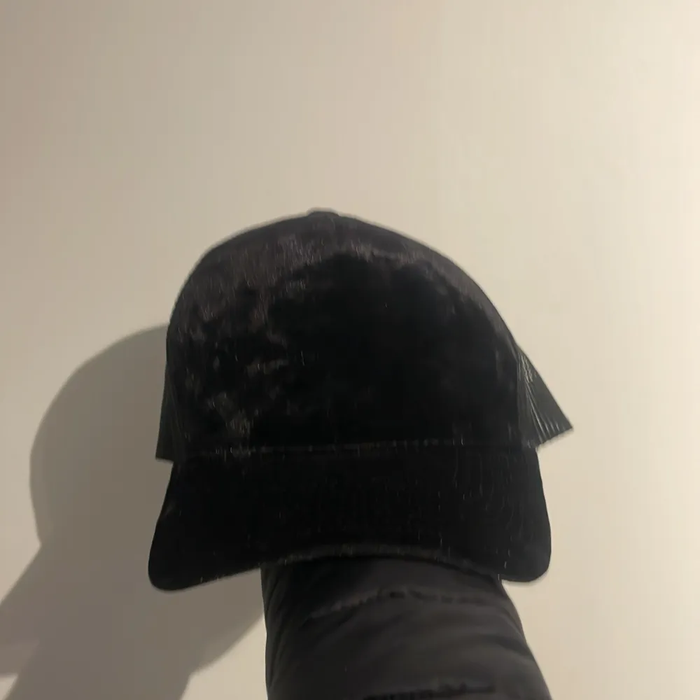 Velvet keps från hatstore. Kepsen är i mycket bra skick, och aldrig använd. Accessoarer.