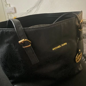 väska - passar bra till skola, jobb etc. kolla bild nr 2 för att se insidan av väskan, den är uppdelad så man kan enkelt sortera sina saker, liten skada som går att lösa med lim 🩷