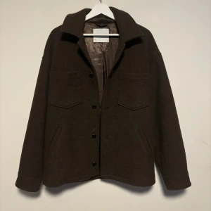 Höstjacka - Jöttefin höst jacka från Samsoe samsoe. Köpt förra hösten men endast använd ett fåtal gånger.  - Den är så gott som ny, jättebra skick. NYPRIS: 3000  Kan även passa tjejer, då lite mer oversized.