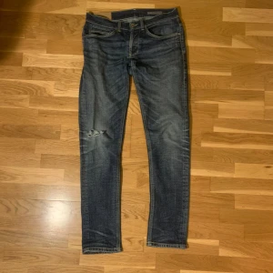 Dondup GEORGE - Görgrymma dondup george. Nypris ca 3600, vårt pris : 649. De har ett hål på vänstra benet som är lätt fixat, annars inga andra defekter. Ifall mer frågor eller bilder så skriv gärna🤝