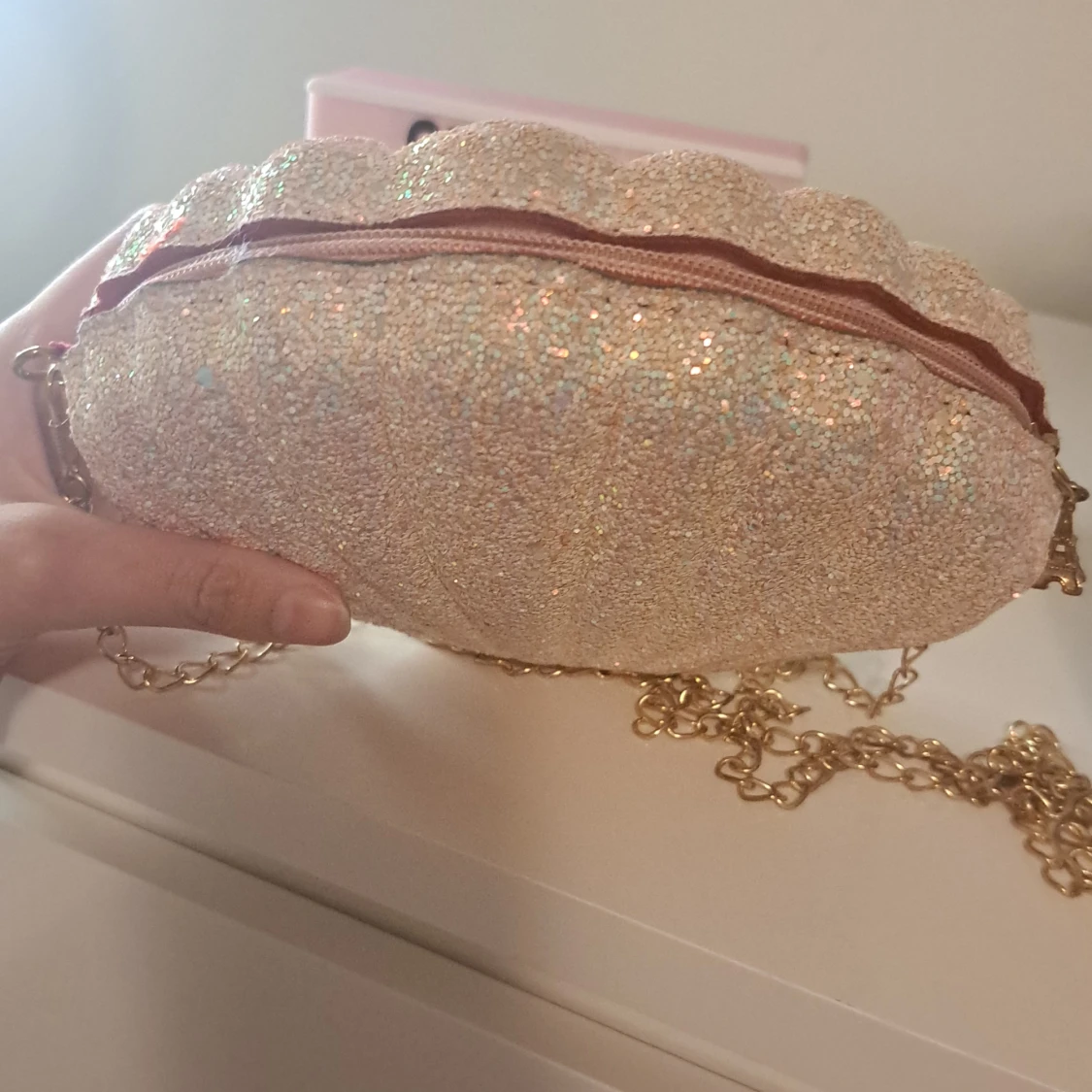 Glittrig snäckformad väska med kedja - 90