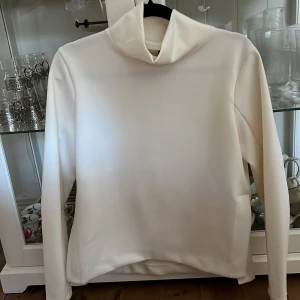  Aldrig använd Nineteen eighty nine sweatshirt - Aldrig använd SOC Nineteen eighty nine sweatshirt. Superfin och helt som ny. Säljs då jag inte har någon användning för den. Nypris 600kr, säljs för 300kr. Djur och röktfritt hem.