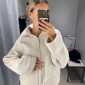 Teddyjacka från H&M - Jättefin jacka, aldrig använd!!   Prislapp kvar Säljer även en i strl L  Pris kan diskuteras