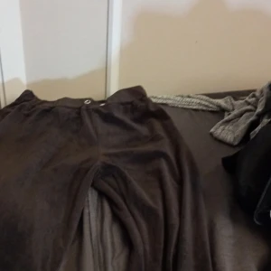 Bruna byxor i mjukt material - Säljer ett par bruna byxor i mjukt material, perfekta för en avslappnad look. De har en loose passform och praktiska fickor. Perfekta för höstmys eller en chill dag hemma. 🧡