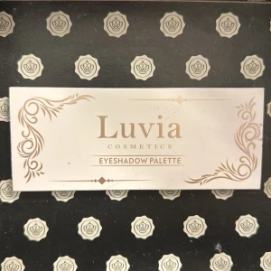 Ögonskuggspalett från Luvia Cosmetics - Säljer en elegant ögonskuggspalett från Luvia Cosmetics. Paletten innehåller tre skimrande nyanser i varma toner. Den är 100% vegansk och cruelty-free med högpresterande pigmentering. Perfekt för att skapa både vardags- och festlooks!