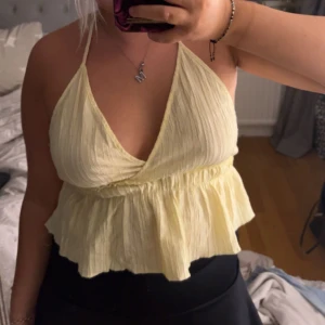 Gul topp - Super fin topp med öppen rygg