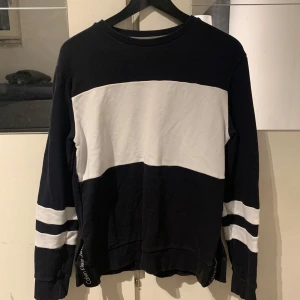 Calvin Klein tröja. Svart & vit.  - Detaljrik Svart Vit CK jeans tröja i mycket bra skick. Storlek S.  