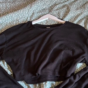 Croppad sweatshirt från bikbok - Snygg casual croppad sweatshirt från bikbok i storlek L. 