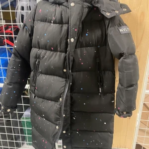 Jacka - Jätte skön och varm jacka från NVLTY, köpt 2022 men har använts bara 4 månader. Säljer för att den inte passar mig längre, annars hade jag behållt:( Ny pris 170€, totalt på svenska kroner med frakt från UK blev det 2400kr. Storlek 6, ungefär xs-s