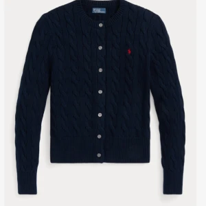 Kofta - Säljer en snygg mörkblå kabelstickad kofta från Ralph Lauren. Ny pris ca 2 700, i storlek M men passar även mindre