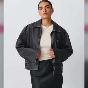 Skinn bomberjacka  - Bomberjacka i skinnimitation med en urtvättad look. Fickor på sidan och på bröstet. Slutsåld i storleken på hemsidan. Perfekt till hösten. Helt ny med lappen kvar. Skickas i orginalförpackningen🩷nypris 799