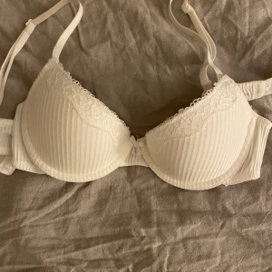 Vit bh rosett cute - Extremt vacker Bh som inte använts då den tyvärr var köpt i fel storlek! Nyskick utan lapp 💓😴