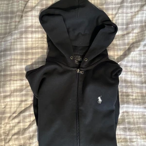 Hoodie Polo Svart S - Fin hoodie av Polo Ralph Lauren, storlek S. Snoddarna har åkt ut, men vem bryr sig? 
