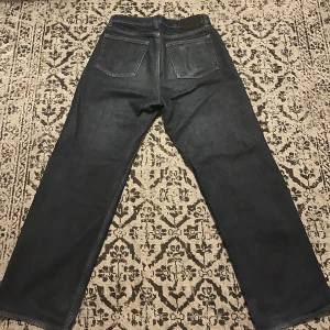 Mörkblå Vailent baggy jeans  - Perfekta baggyjeans. Extremt mörkblåa därför ser dem nästan svarta ut. Köpt på carlings för 600