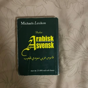 Michaels Lexikon: Arabisk-Svensk Ordbok - En praktisk och kompakt arabisk-svensk ordbok med över 23,000 ord och fraser. Perfekt för studenter och resenärer som behöver en pålitlig referens. Boken är i pocketformat och skriven på standardarabiska, vilket gör den lätt att ta med sig överallt.