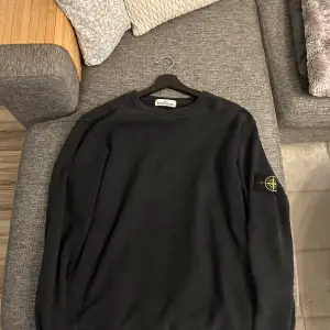 Säljer denna snygga stone island sweatshirt då den inte kommer till användning. Hör av dig vid frågor eller funderingar priset går att diskutera!