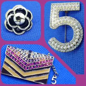 Fashion/Mode broscher, 2 broscher & 1 pin kamelia. Mått väska: 4×2.5cm, nr5: 3.5×2cm, camelia pin: 2.5cm. ✨️✨️✨️Titta igenom alla mina upplagda & köp fler saker i bundle för att spara på frakten & få allt du köpt i ett & samma paket✨️✨️✨️