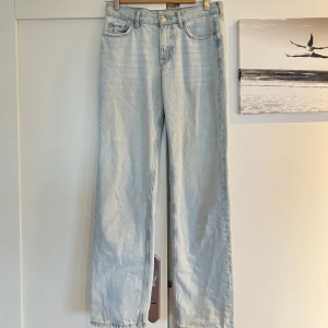 Jeans från Gina Tricot!  - Snygga jeans från Gina! Mid-raise i nyskick! Storlek 34 men passar för någon i storlek 36. 