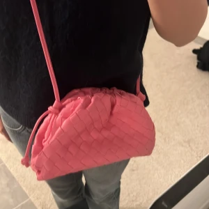 Väska - Jättefin rosa flätad väska helt oanvänd och väldigt rymlig!! Världens finaste rosa färg som kan liva upp vilken outfit som helst😍😍 man kan justera längden på snöret genom att knyta❤️