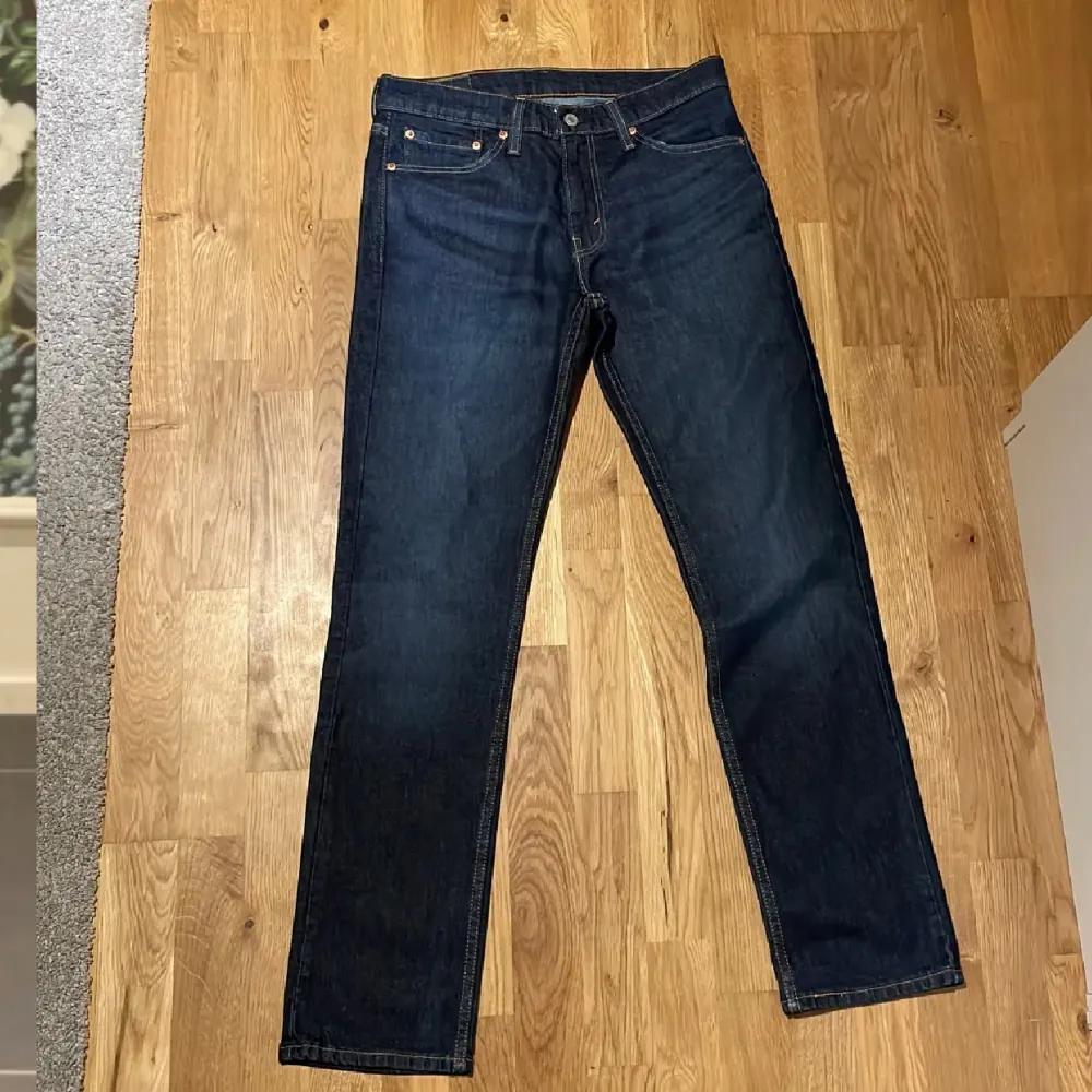 Säljer nu ett par riktigt feta Levis 511 storlek w31 L32, skick helt nya aldrig använda skicka för övriga frågor.. Jeans & Byxor.