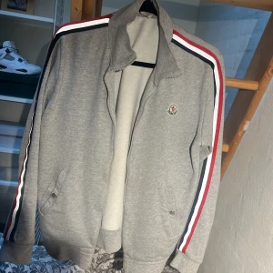 Moncler cardigan  - Säljer min moncler kofta den är lite gammal köptes för 5000 tror jag kommer inte ihåg 