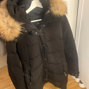 Hollies subway  - Säljer min hollies subway som är använd 2 säsonger, ena bandet på dragkedjan fattas annars inga defekter. Köptes för 4500 och passar som L. Pris kan diskuteras vid snabb affär