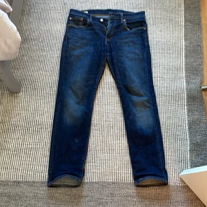 Levis 502 Mörkblåa - Säljer ett par mörkblåa Levis från deras premium linje. Jeansen är i bra skick och är använda i 5 månader utan några slitningar. Pris kan diskuteras