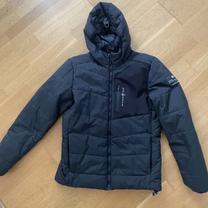 Sail racing jacka  - Sail racing dunjacka i mycket fint skick. Perfekt höst och vår jacka! Mycket fint skick. Storlek S. Tveka inte att fråga om du har fler frågor!   Mvh Axel 