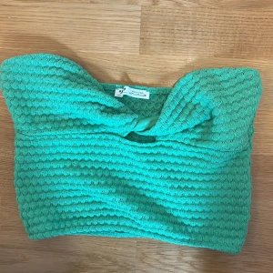 Bandeu topp  - Säljer min snygga topp som jag använd en gång! Storlek M 