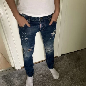    Dsquared2 jeans slimfit - Tja säljer min snygga dsq2 jeans slim fit, de är använda men i super bra skick. De är köpta för ca 7500kr, mitt pris 650kr. Modellen är ca 172 och väger 55kg. Hör av er vid frågor eller funderingar😁Tillverkade i Italien med hög kvalitet.