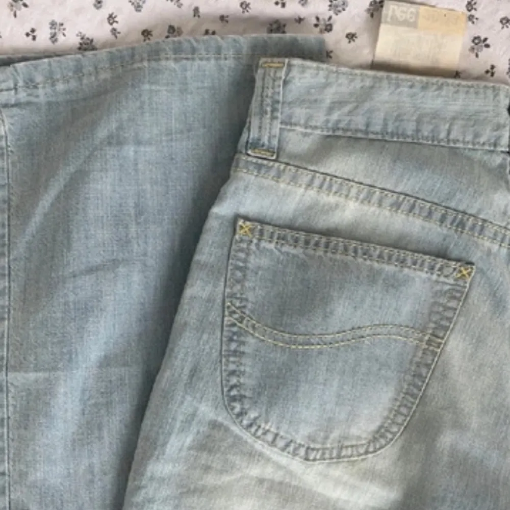 Supersnygga flare/bootcut jeans med en ljusblå fin färg, säljer pga för lite användning, de står 28-33 i jeansen men skulle säga att de sitter som en S ungefär. Jeans & Byxor.