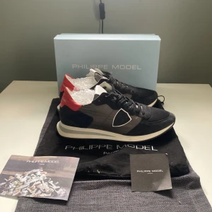 Philippe model skor - Skick 10/10 knappt använda! Liten defekt på lådan endast