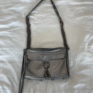 Silverfärgad axelväska RebeccaMinkoff - Snygg och cool axelväska i silverfärgat skinn med coola kedjedetaljer från Rebecca Minkoff🩶