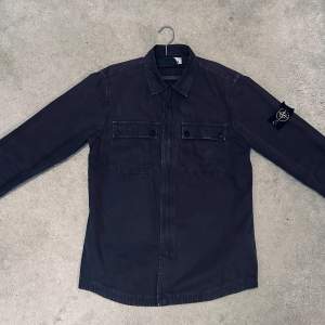 Stone Island Overshirt, storlek L (passar M). Jättefint skick. Nypris 4000kr (säljs inte längre)