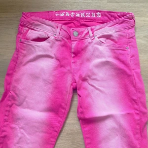 Rosa jeansbyxor - Säljer ett par coola rosa jeansbyxor i mycket bra skick. De är tighta och har en snygg, ljusrosa nyans som verkligen sticker ut. Perfekta för att liva upp garderoben! Passar bra till både vardag och fest.