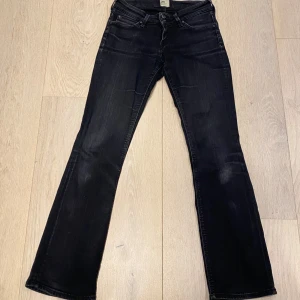 Svarta lågmidjade jeans - Jättefina svarta lågmidjade jeans från Lee!