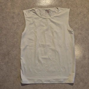Tank-top - Vit tank-top, aldrig använd