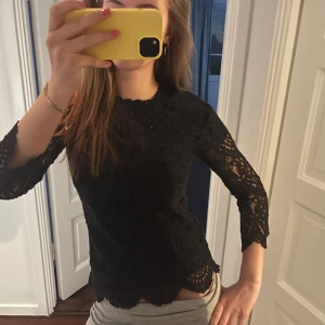 Spetstopp - Svart spetströja, vet tyvärr varken märke eller strl då jag klippt bort lappen och tröjan är gammal, men skulle gissa på strl XS/S