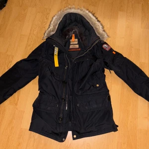 Parajumpers Jacka - Säljer nu min parajumpers jacka för vill köpa en ny. Har använt den en vinter och den är helt i ny skick finns inget defekter så som hål eller liknande. Jackan är äkta och det är äkta päls. 
